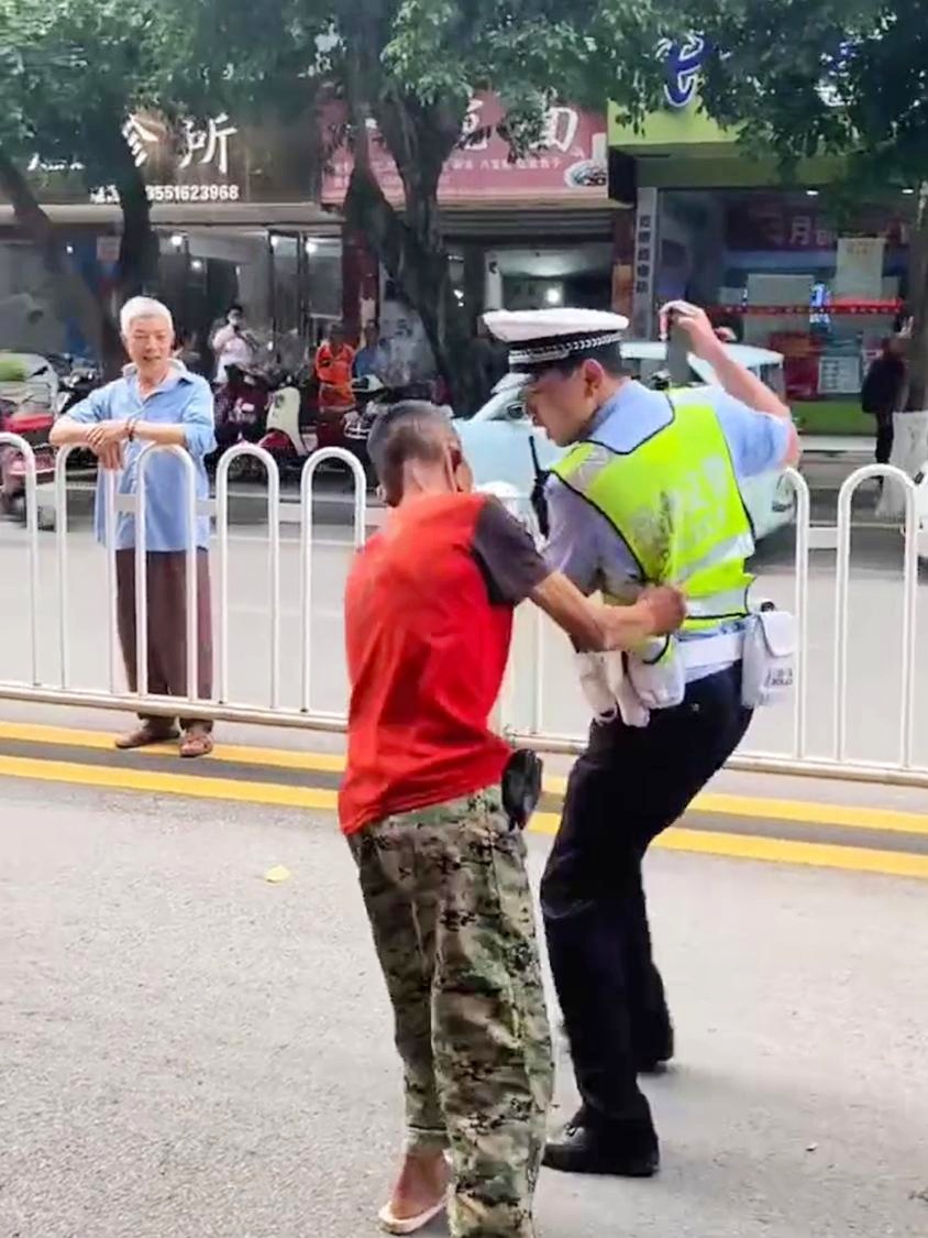 老人与交警争执引发冲撞事件，反思与启示