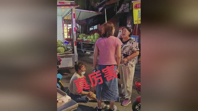 女摊主遭遇欺凌背后的真相，摆拍背后的故事与反思