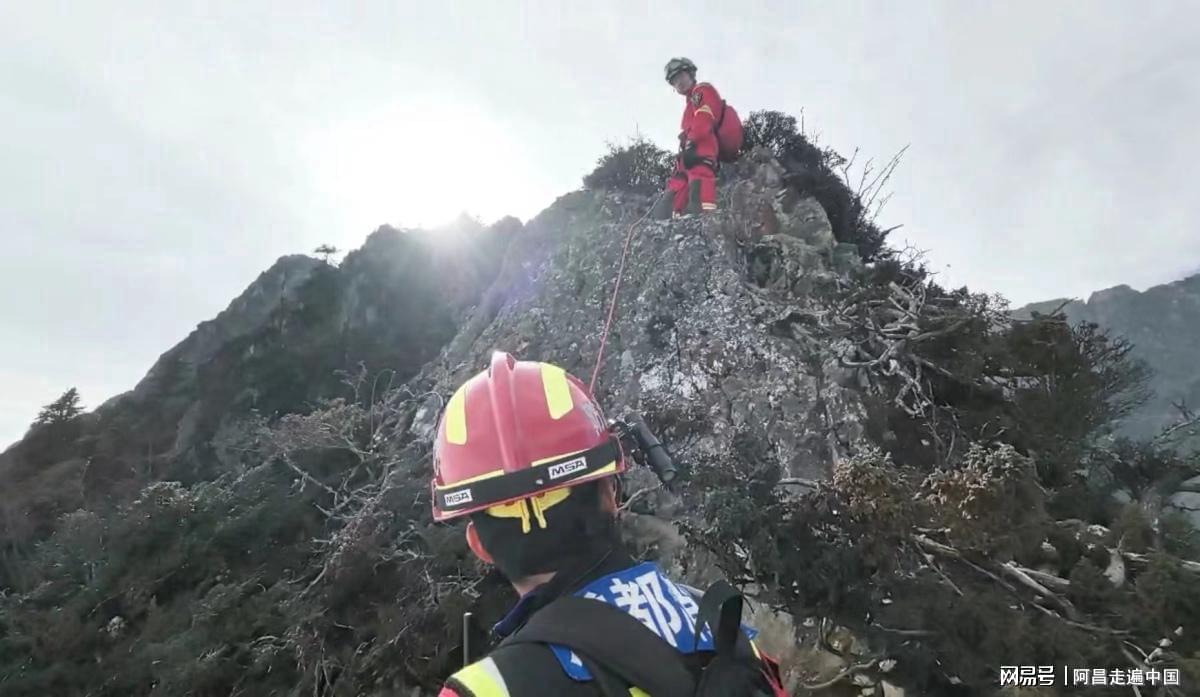 四川九峰山驴友坠崖身亡事件引发热议关注