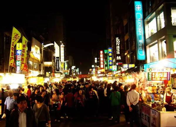 浪漫夜市美食探秘，夜市中最值得尝试的美味佳肴